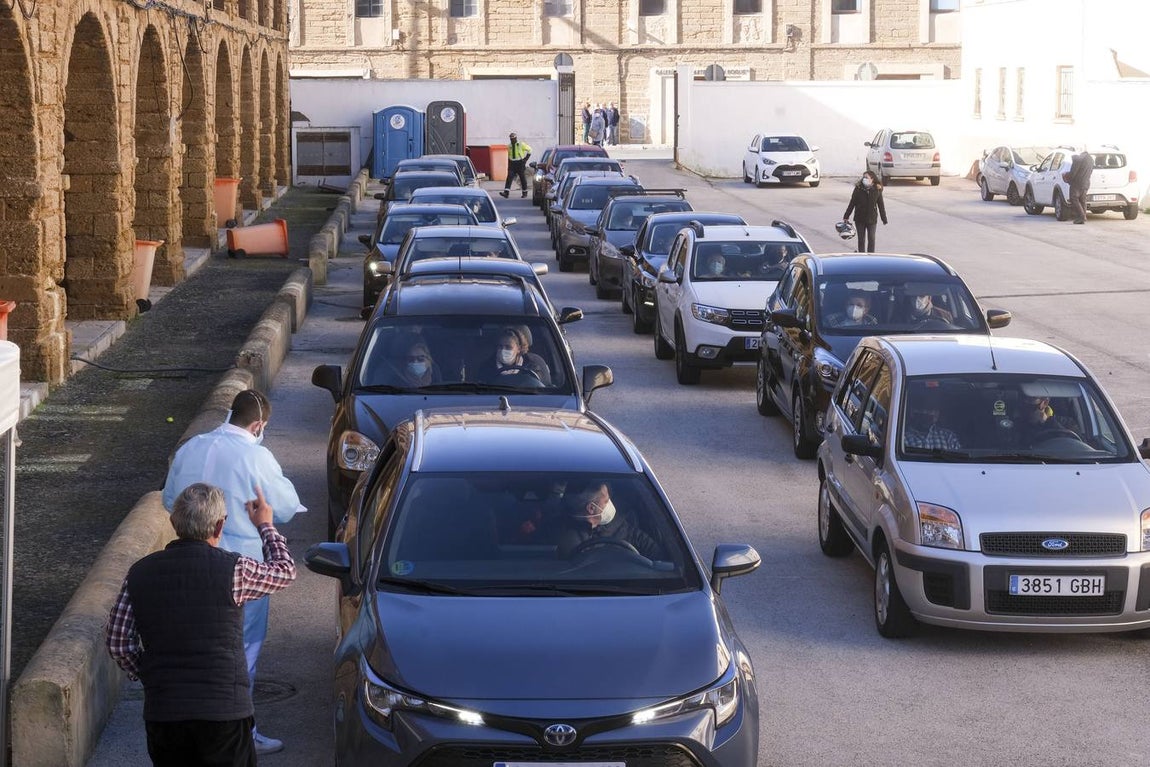 Los mayores de 80 años de Cádiz se vacunan contra el coronavirus en la Casa del Niño Jesús