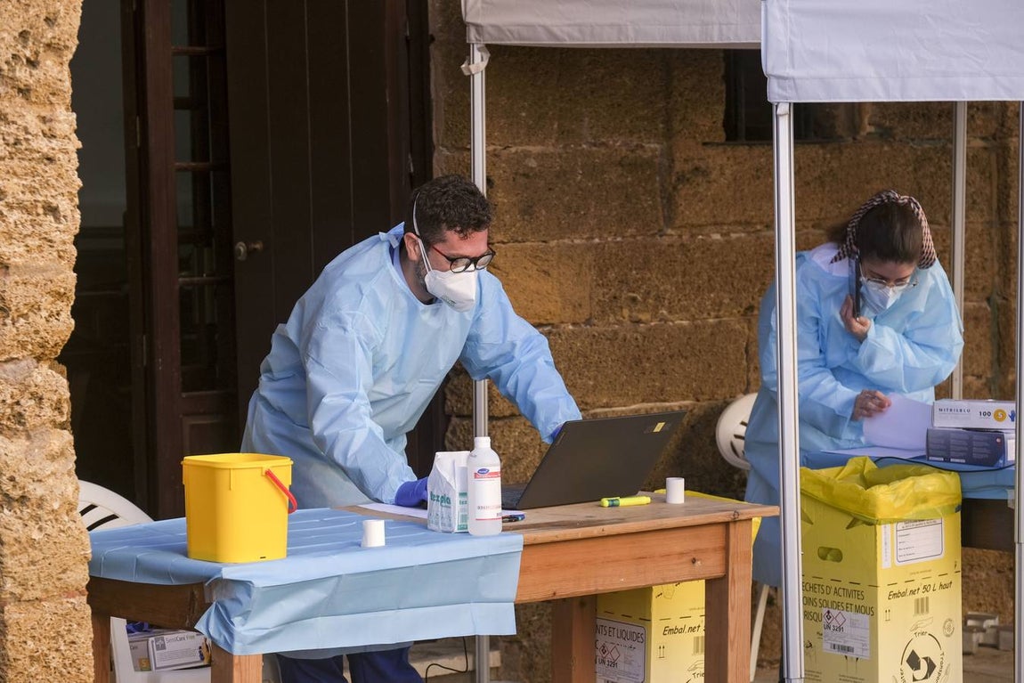 Los mayores de 80 años de Cádiz se vacunan contra el coronavirus en la Casa del Niño Jesús