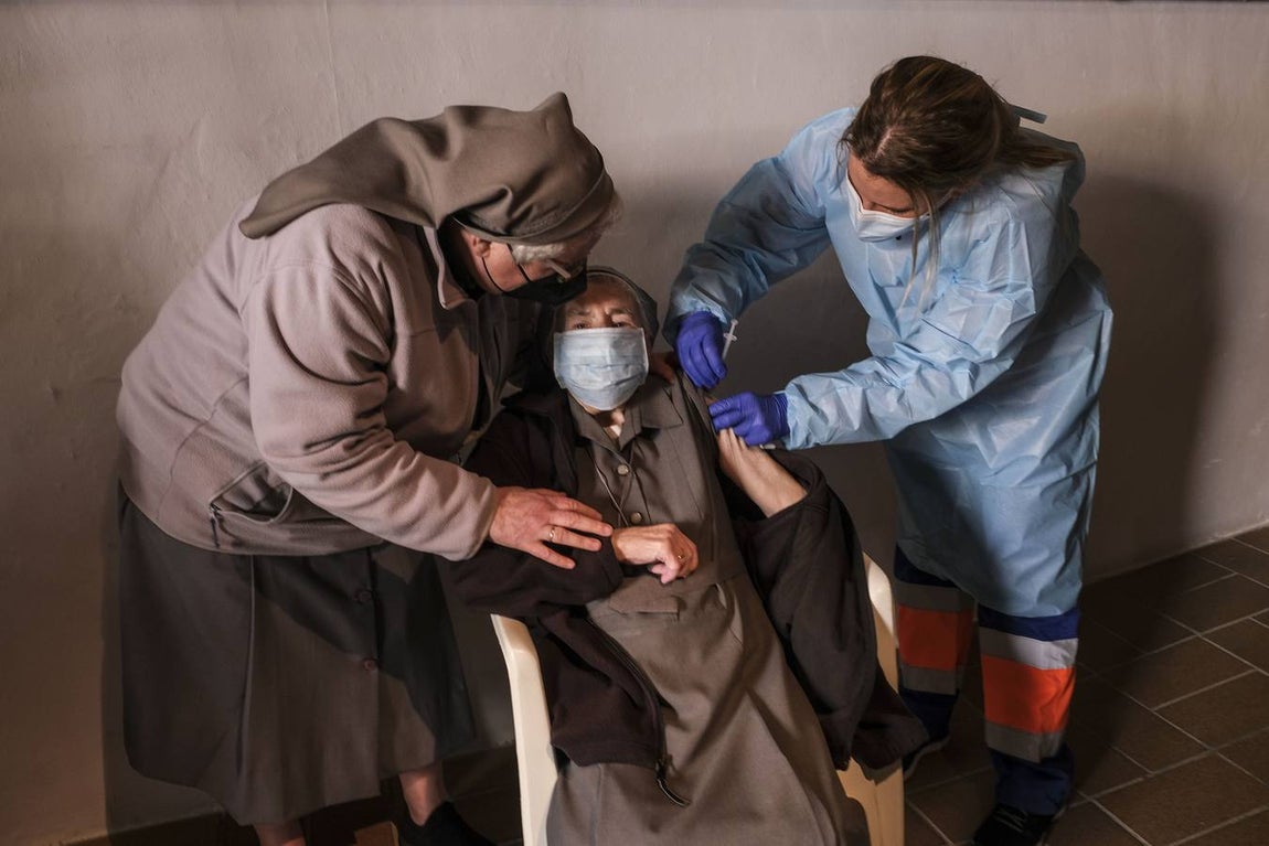 Los mayores de 80 años de Cádiz se vacunan contra el coronavirus en la Casa del Niño Jesús