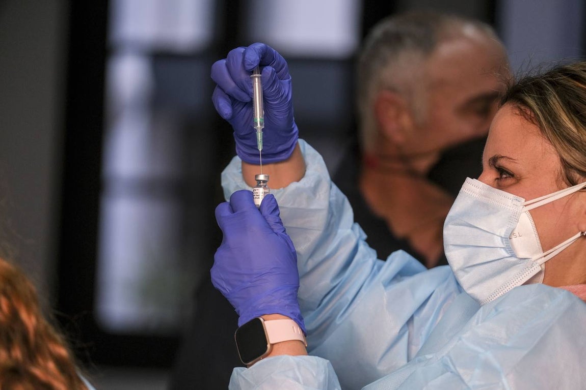 Los mayores de 80 años de Cádiz se vacunan contra el coronavirus en la Casa del Niño Jesús