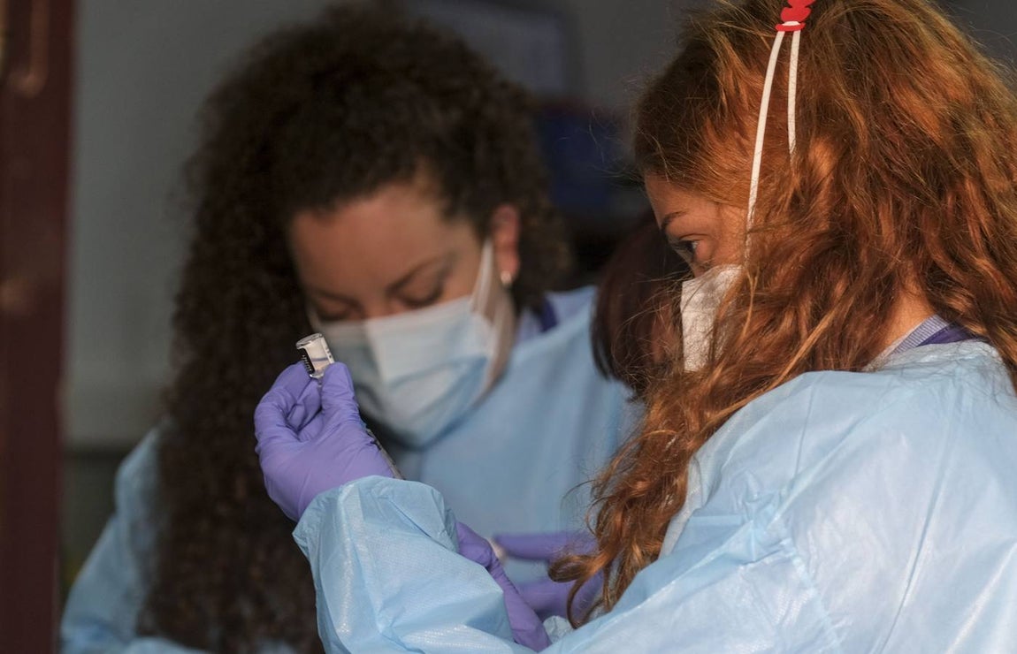 Los mayores de 80 años de Cádiz se vacunan contra el coronavirus en la Casa del Niño Jesús