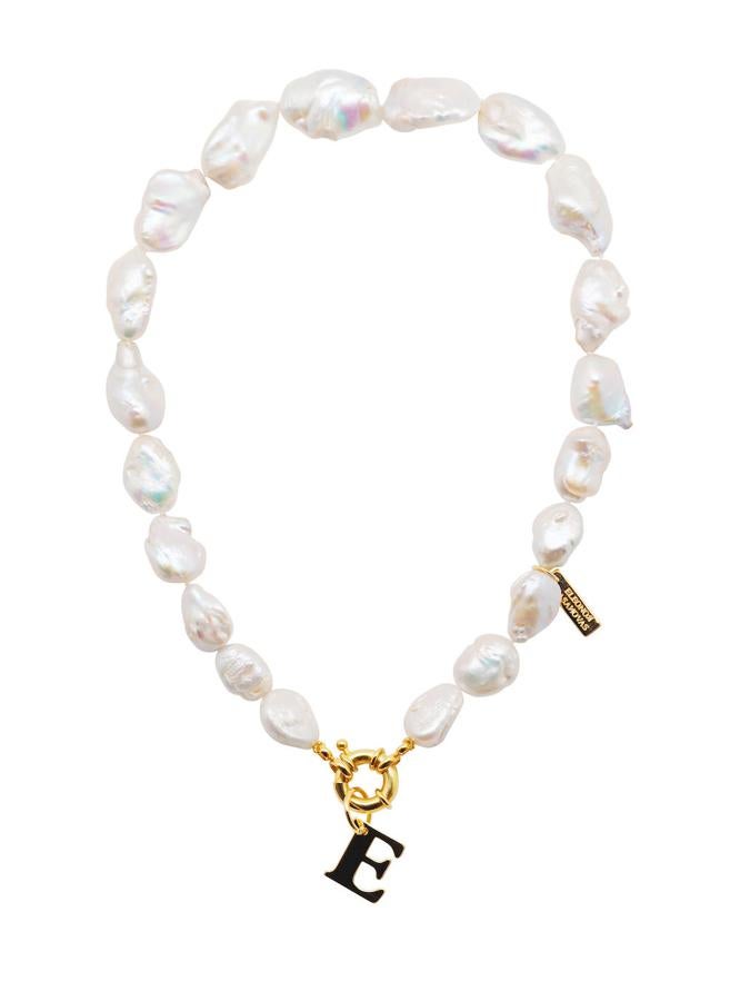 Kamala Harris recuperó el estrellato de las perlas y han venido para quedarse. Estas, de Eleonor de Casanova, son muy originales, pues se trata de perlas barrocas de agua dulce. Vienen con el cierre bañado en oro igual que la inicial (325€).. 