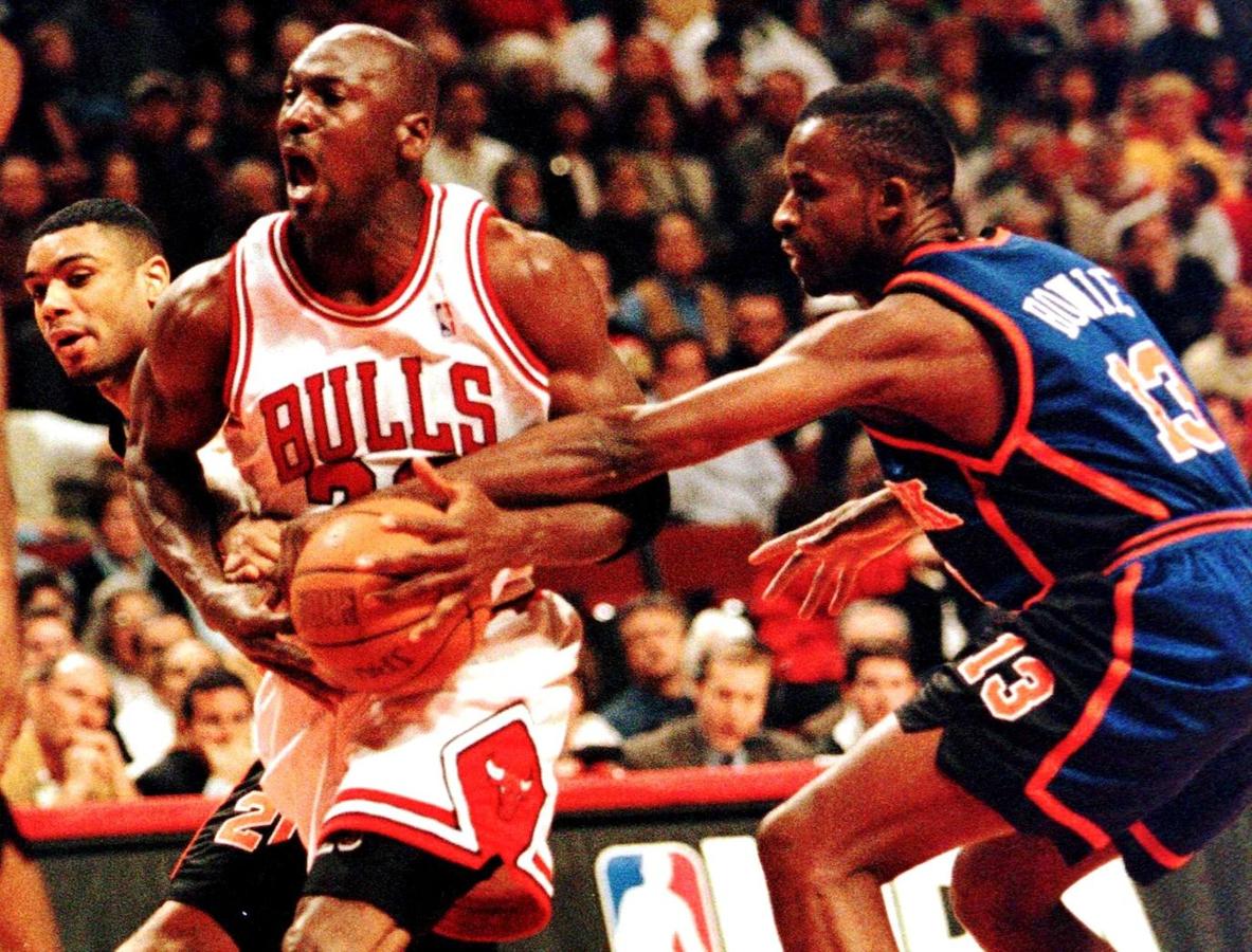 Michael Jordan. No podía faltar el regreso de Michael Jordan a los Chicago Bulls. Tras ganar tres campeonatos de la NBA consecutivos, la gran estrella de la liga sorprendió a todos cuando anunció su retirada en 1993. Probó, sin mucha suerte, en el béisbol, para volver de nuevo al baloncesto en 1995. Después de un año sin conseguir el título, los Bulls se alzarían de nuevo con el anillo durante tres años seguidos.