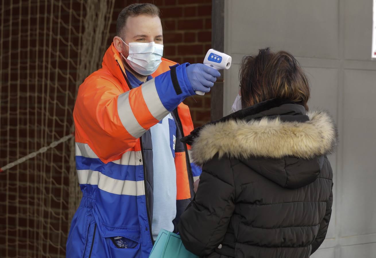 Personal de farmacia de Sevilla se vacuna contra el Covid