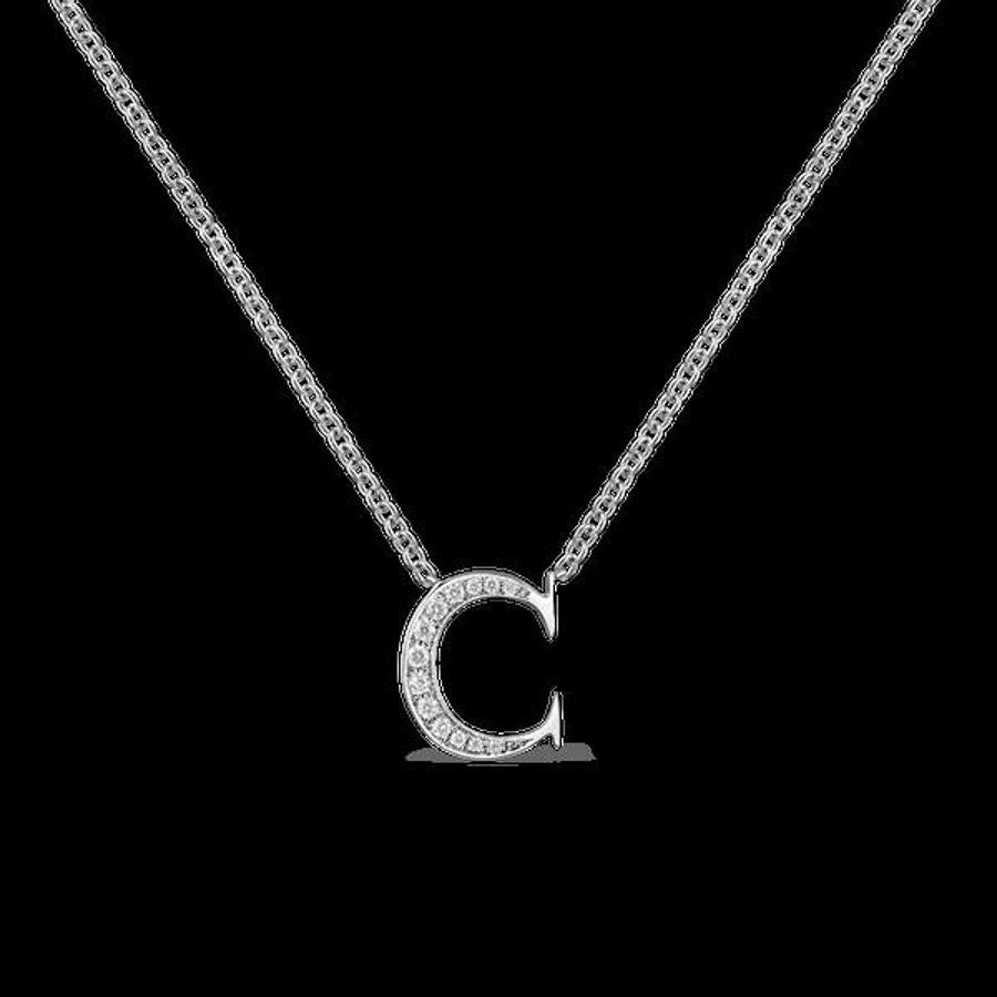 Suárez tiene también una maravillosa línea de joyas con letras y una demanda permanente de fans. Una de sus piezas favoritas es el colgante Grace, en oro blanco de 18 quilates con diamantes talla brillante (685€).. 