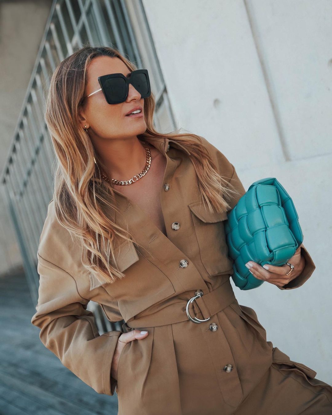 Un bolso de calidad. Si tu gran apuesta para esta recta final de rebajas es un bolso, escoge un modelo versátil y cómodo, facilmente combinable y que puedas utilizar durante varias temporadas sin perder el sentido estéticoo. En la imagen, Silvia García (@bartabacmode) con bolso de Bottega Veneta.