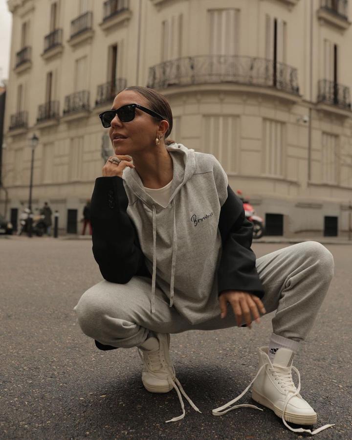 Tendencia chándal. El chándal se ha convertido en uno de los estilismos infalibles de los últimos tiempos y parece haber llegado para quedarse. Apuesta por conjuntos monocolor, con y sin capucha y si quieres que te dure en el tiempo elige colores neutros como gris, beige o negro. En la imagen, Paula Ordovás (@paulaordovas) con chándal gris de la marca Brownie.