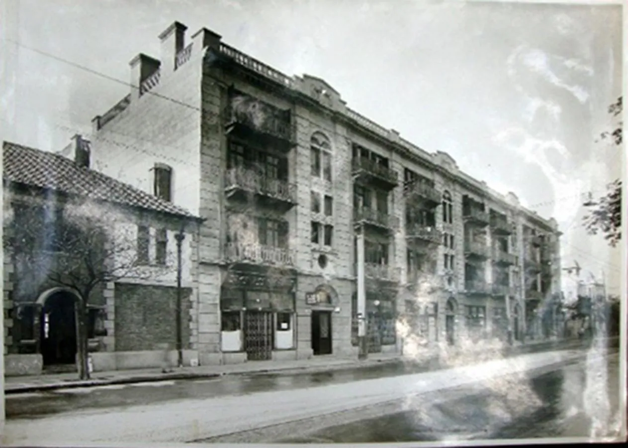 Junto a la mansión de verano para el empresario granadino del cine, Lafuente diseñó un bloque de pisos que su dueño alquilaba: Apartamentos Ramos. 