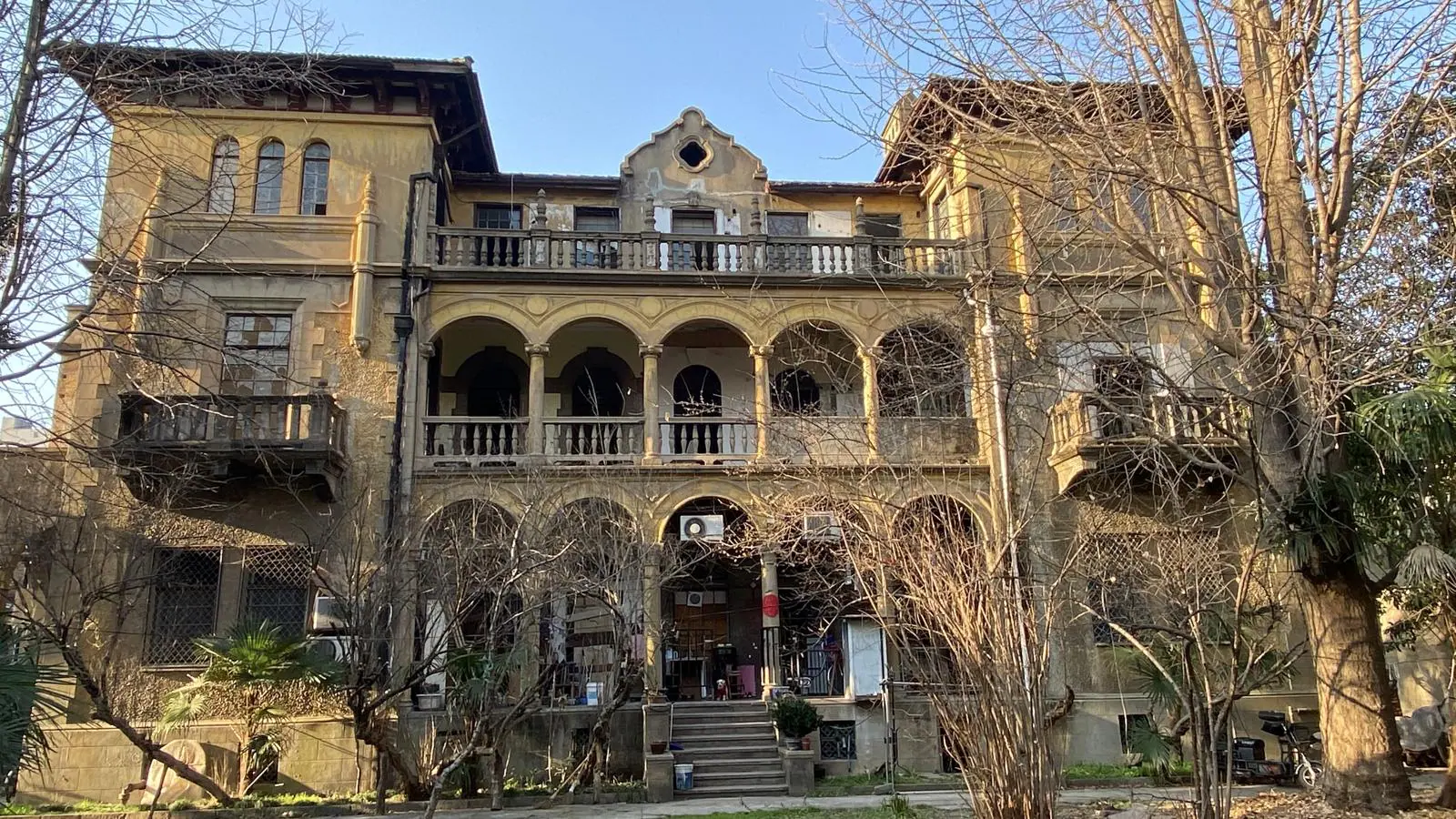 A pesar de su valor histórico, en la antigua Casa de los Agustinos Recoletos viven varias familias que han descuidado su conservación. 