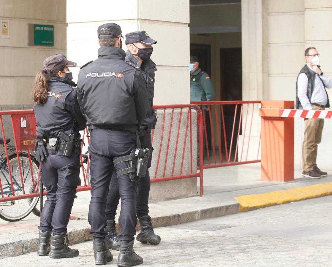 Fotogalería: La policía «blinda» los juzgados de Sevilla por el caso de la reyerta en San Jerónimo