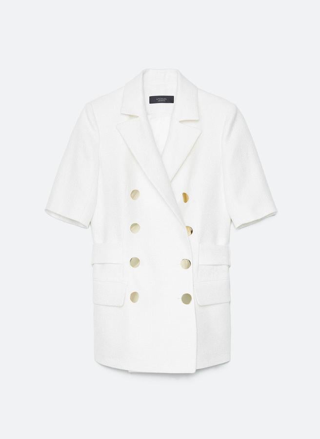 Americana de manga corta con botones dorados de Uterqüe (precio: 69,95€ / antes 159€)