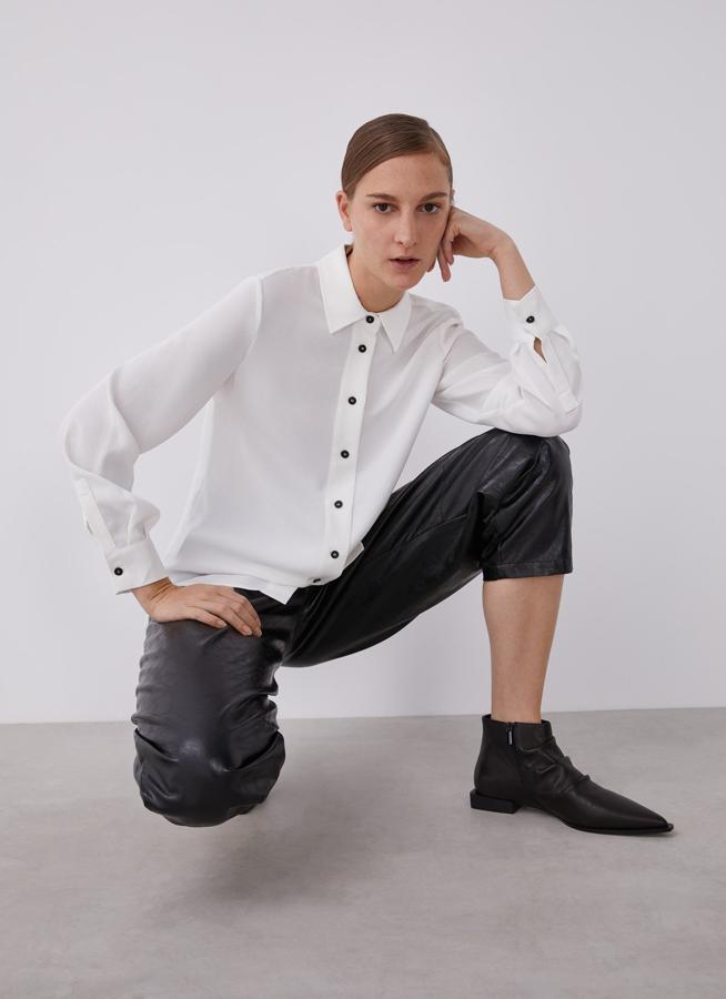 Camisa blanca con botones a contraste de Adolfo Domínguez (precio: 39€ / antes 119€)