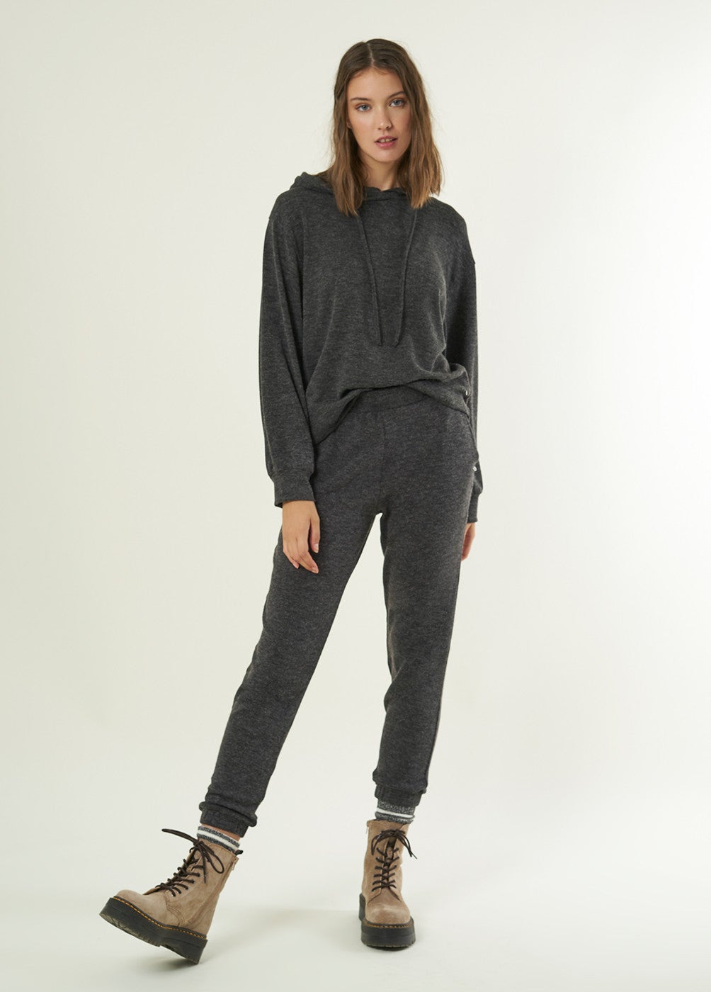 Sudadera confi con capucha de punto (precio. 19,90€ / antes: 39,90€) y pantalón precio. 19,90€ / antes: 39,90€), todo de Brownie.