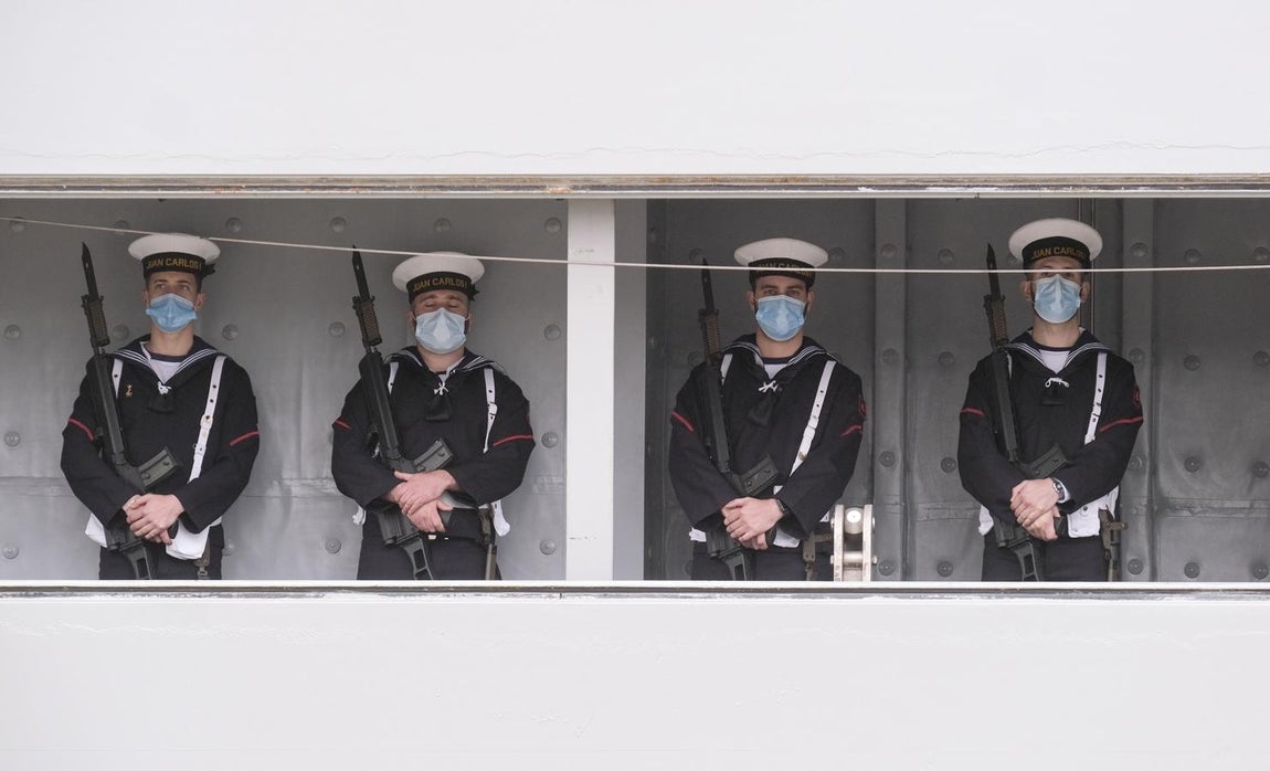 En imágenes: La toma de posesión del nuevo Almirante de la Flota a bordo del Juan Carlos I