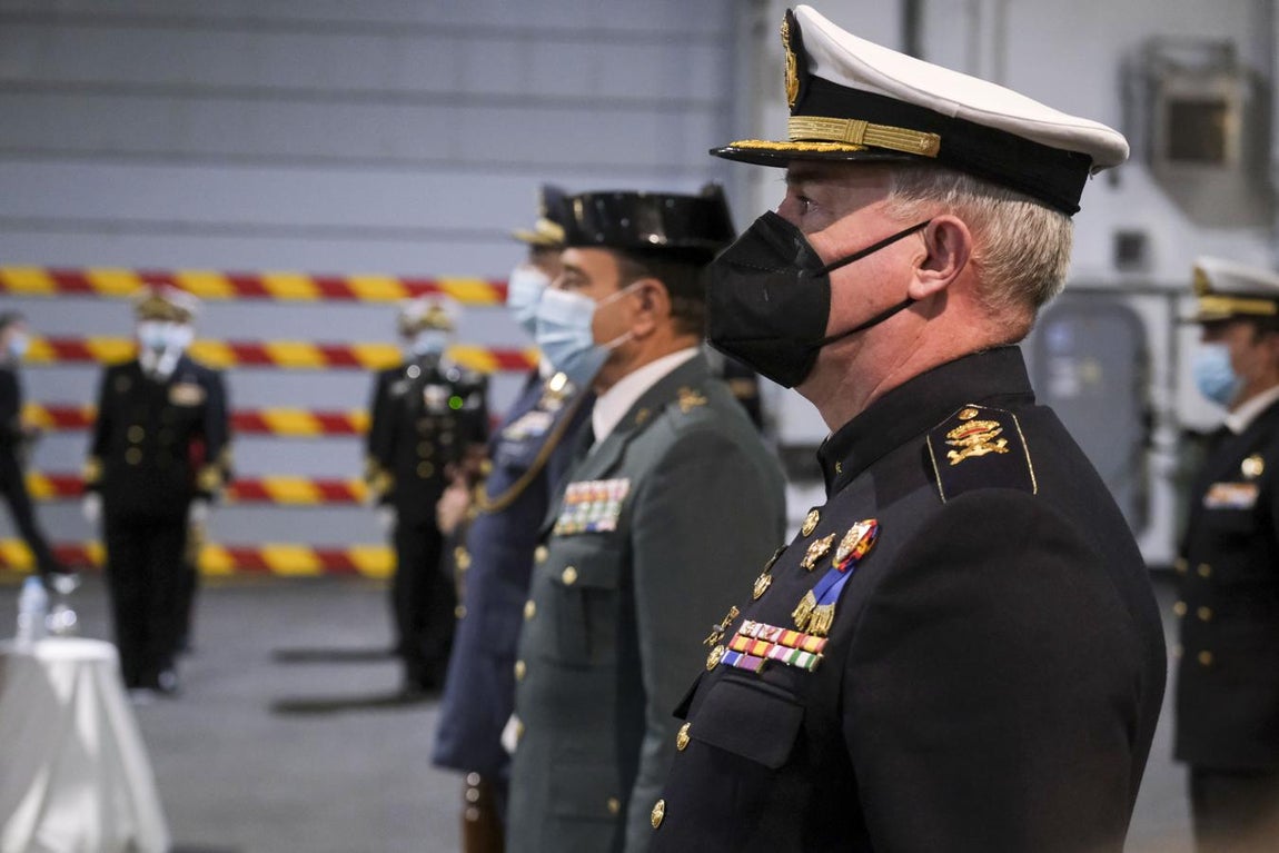 En imágenes: La toma de posesión del nuevo Almirante de la Flota a bordo del Juan Carlos I