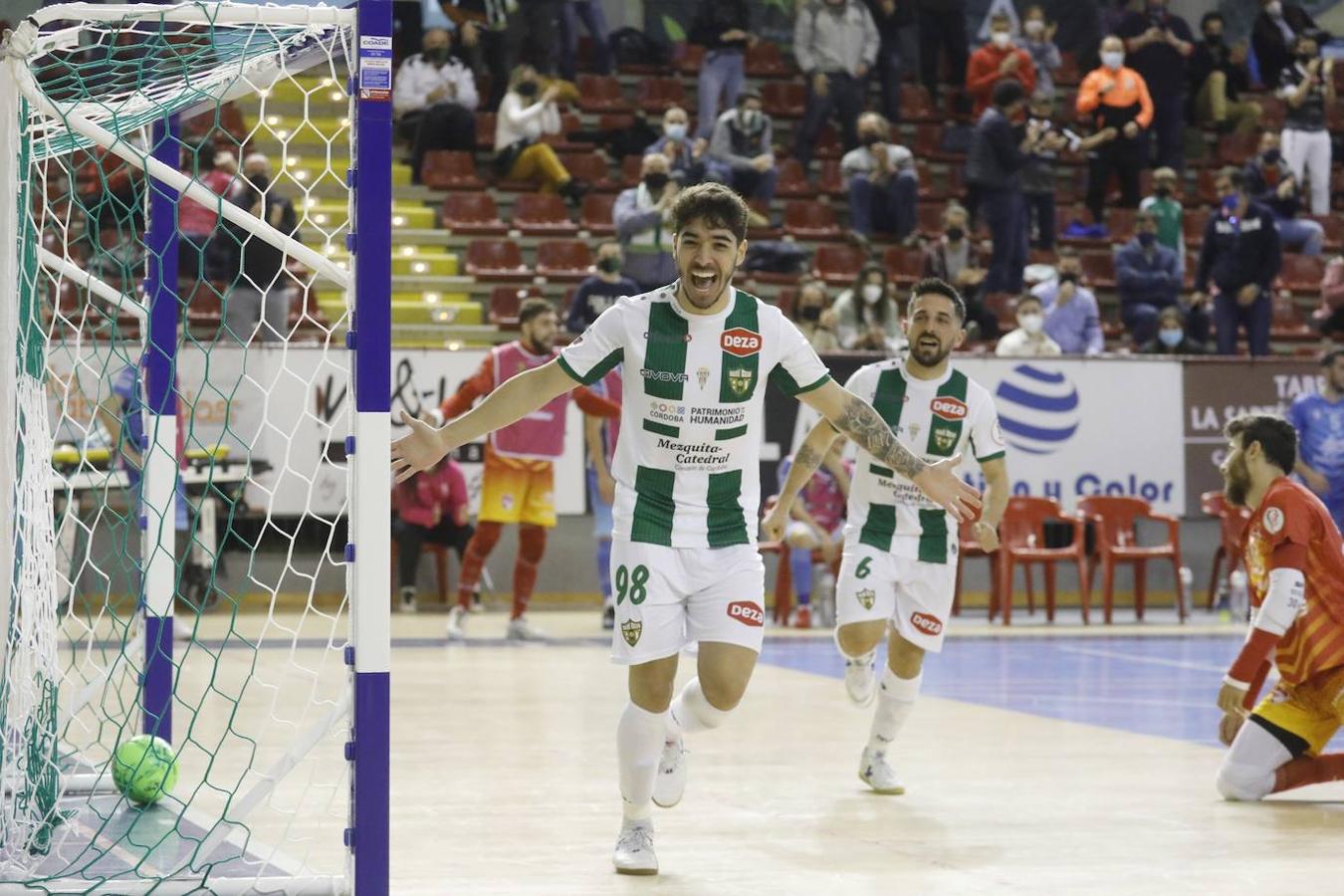 El Córdoba Patrimonio supera (2-0) al Peñíscola y sale de la zona de descenso