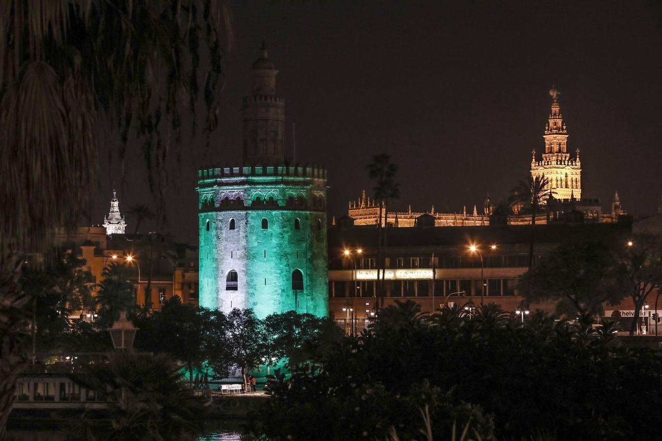 La Torre del Oro de Sevilla se ilumina con la bandera de Andalucía