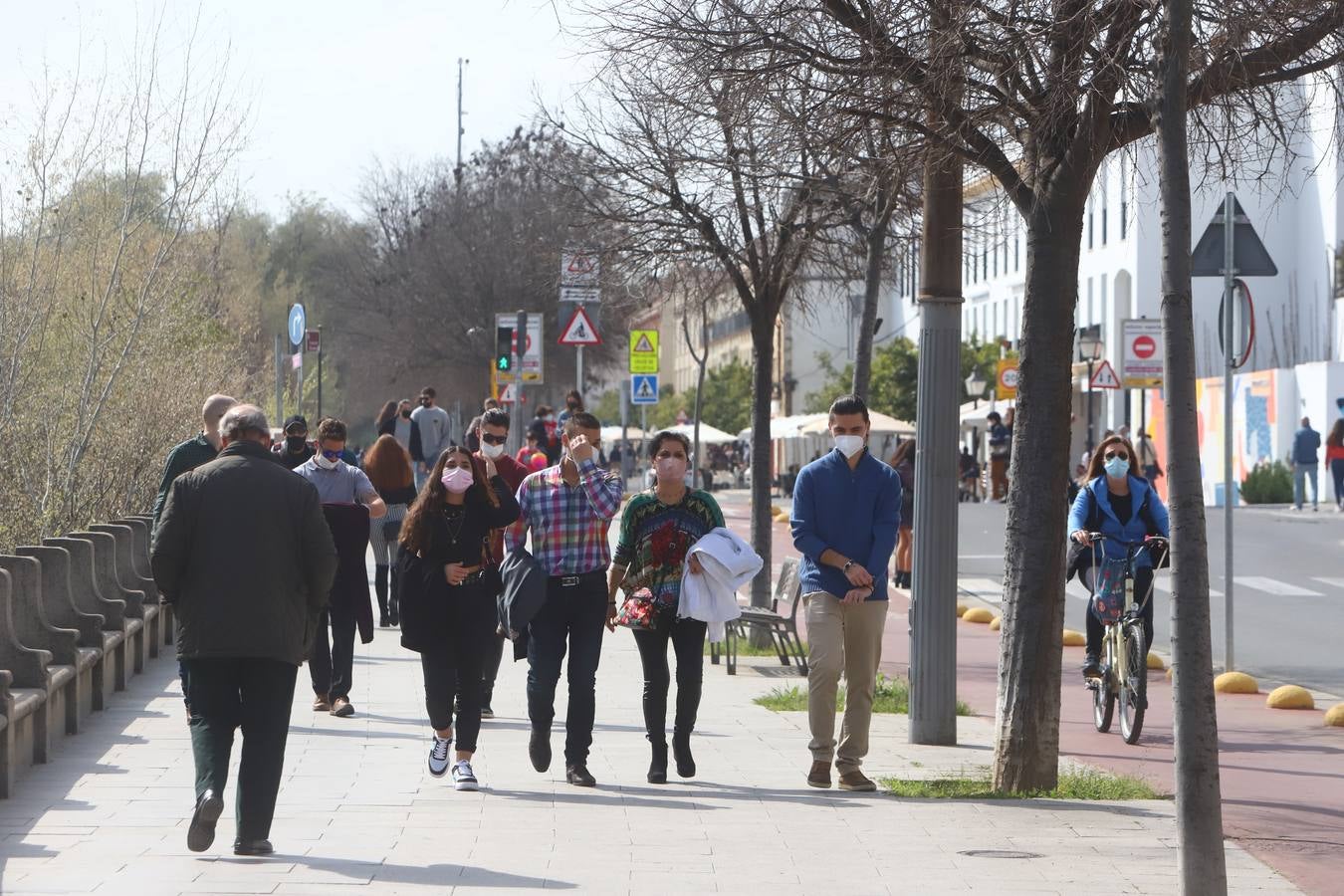 El ambiente, en imágenes, de las calles de Córdoba por el puente de Andalucía