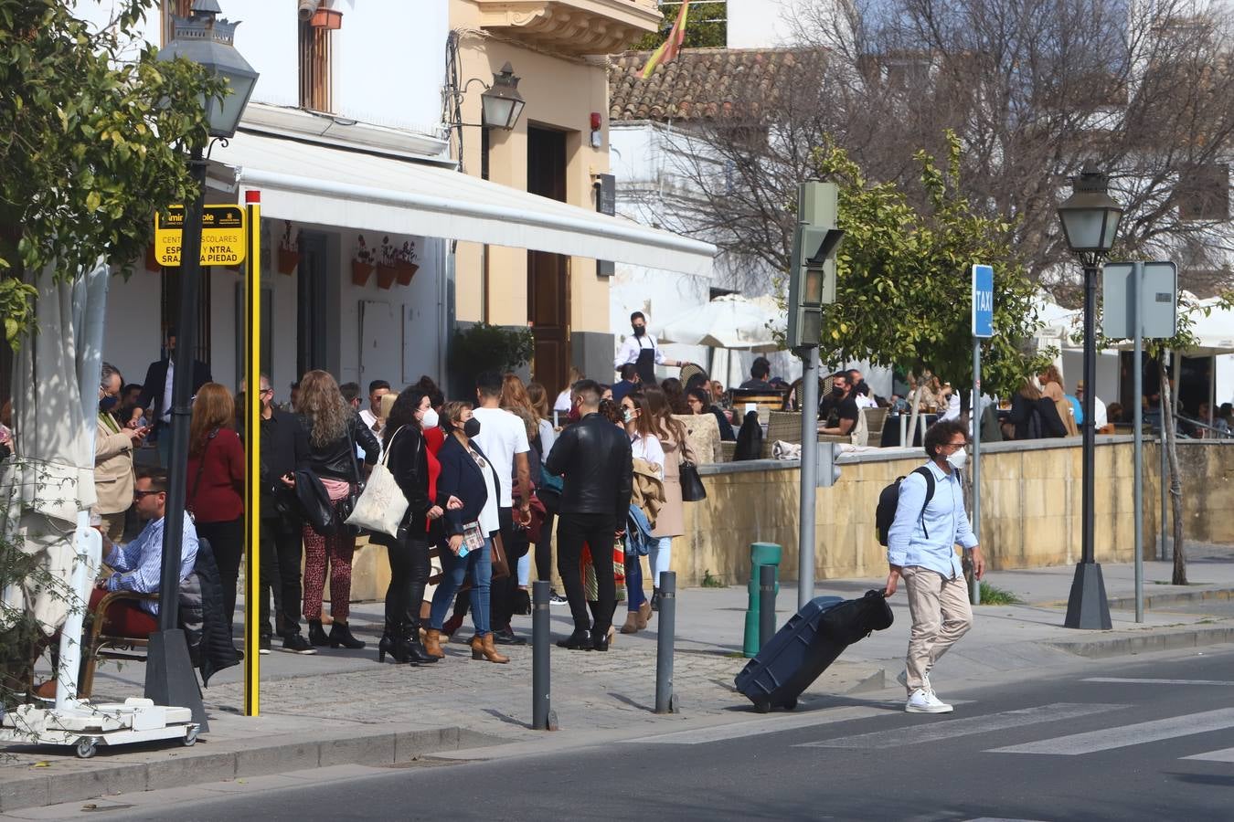 El ambiente, en imágenes, de las calles de Córdoba por el puente de Andalucía