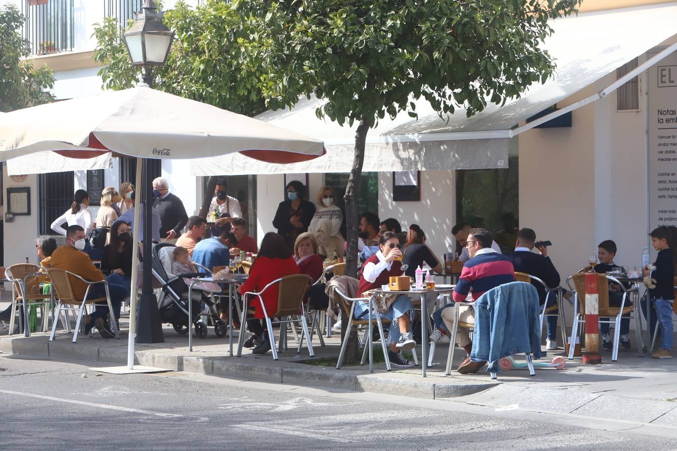 El ambiente, en imágenes, de las calles de Córdoba por el puente de Andalucía