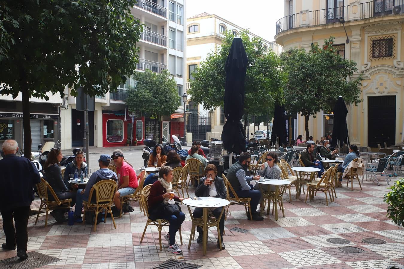 El ambiente, en imágenes, de las calles de Córdoba por el puente de Andalucía