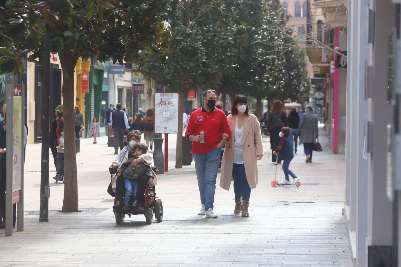 El ambiente, en imágenes, de las calles de Córdoba por el puente de Andalucía