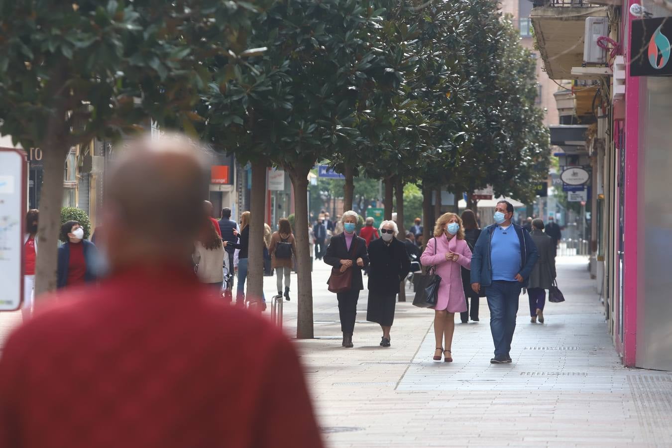 El ambiente, en imágenes, de las calles de Córdoba por el puente de Andalucía