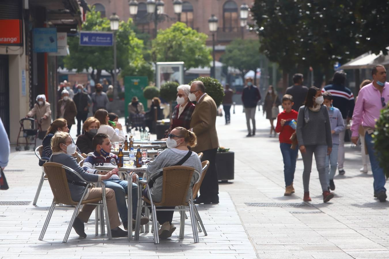 El ambiente, en imágenes, de las calles de Córdoba por el puente de Andalucía