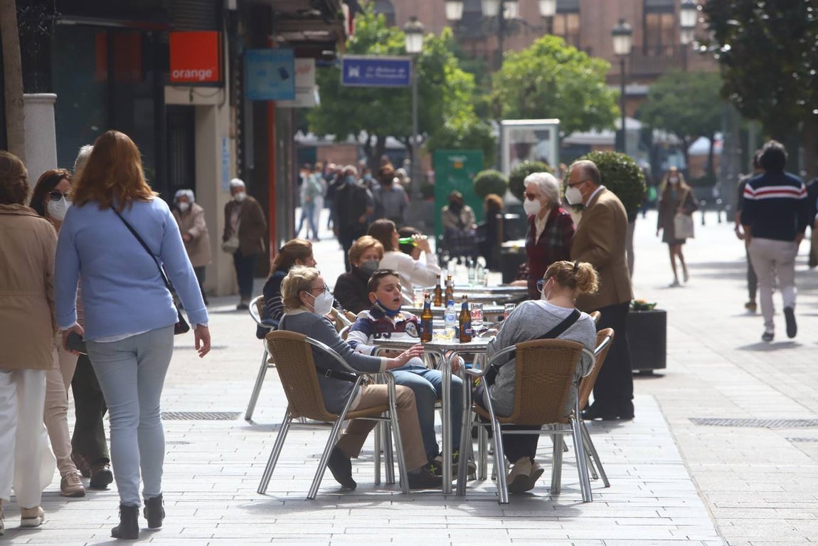 El ambiente, en imágenes, de las calles de Córdoba por el puente de Andalucía