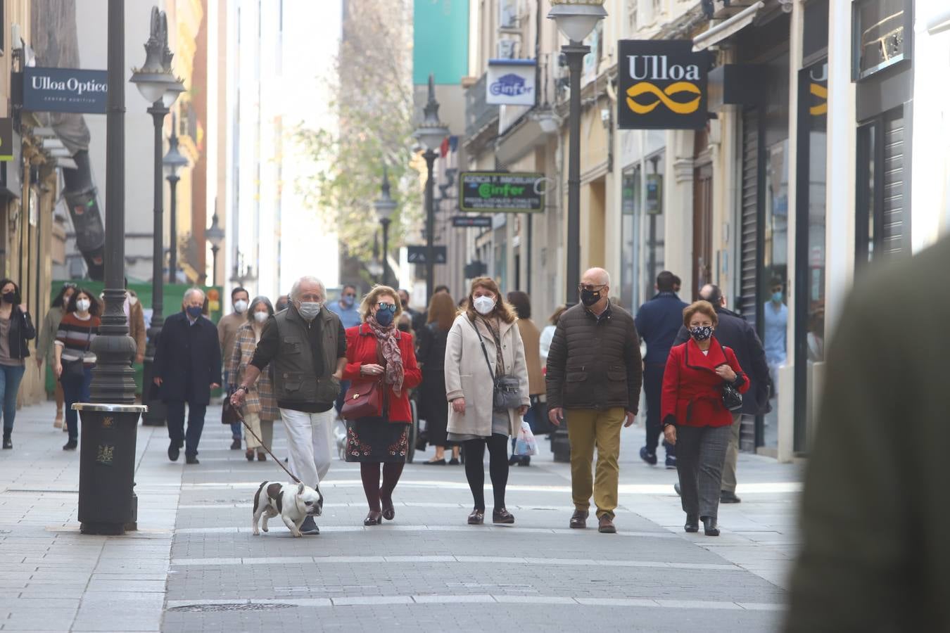 El ambiente, en imágenes, de las calles de Córdoba por el puente de Andalucía