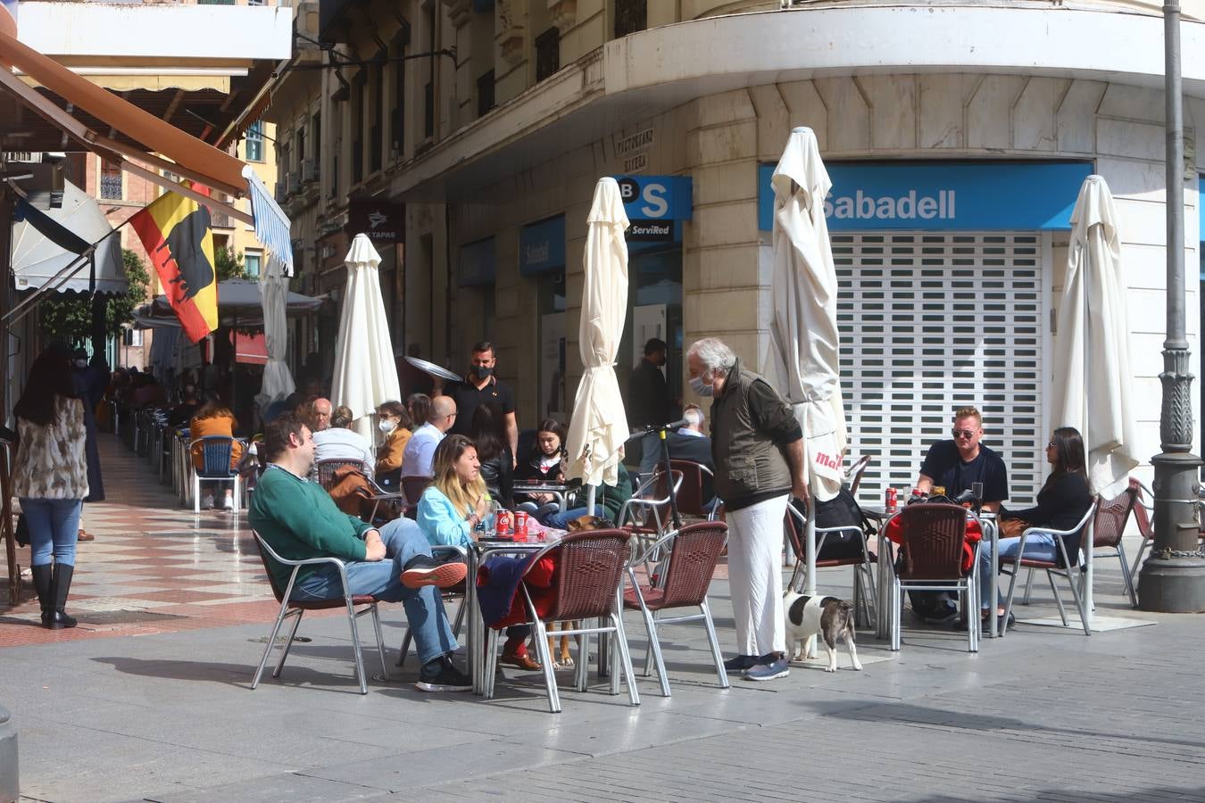 El ambiente, en imágenes, de las calles de Córdoba por el puente de Andalucía