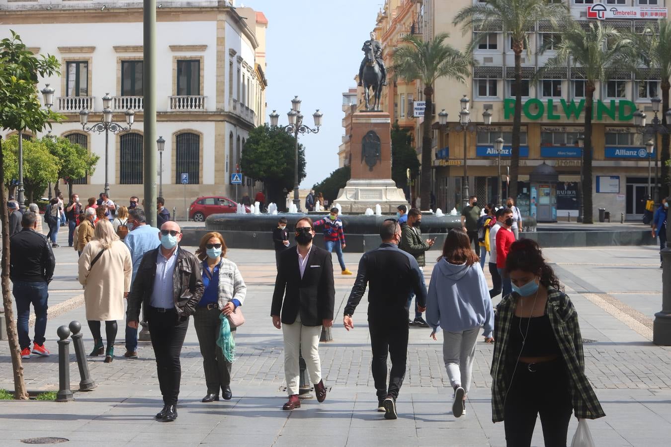 El ambiente, en imágenes, de las calles de Córdoba por el puente de Andalucía