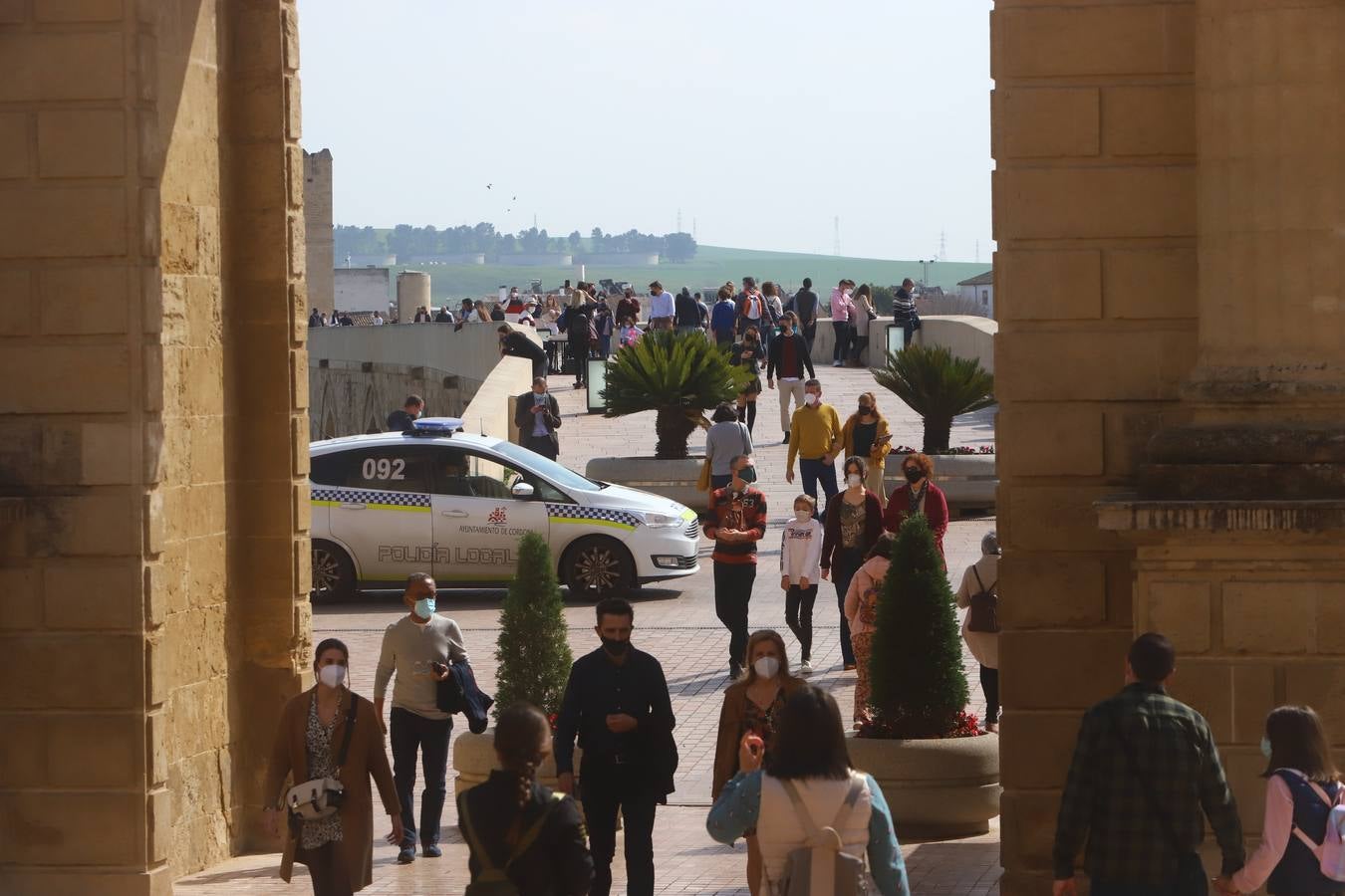 El ambiente, en imágenes, de las calles de Córdoba por el puente de Andalucía