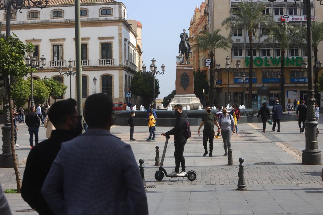 El ambiente, en imágenes, de las calles de Córdoba por el puente de Andalucía