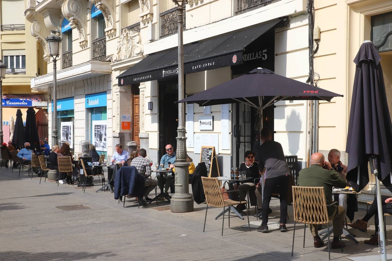 El ambiente, en imágenes, de las calles de Córdoba por el puente de Andalucía