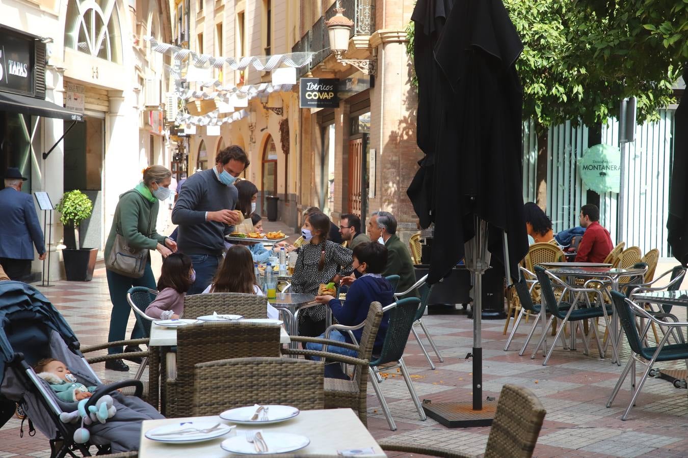 El ambiente, en imágenes, de las calles de Córdoba por el puente de Andalucía