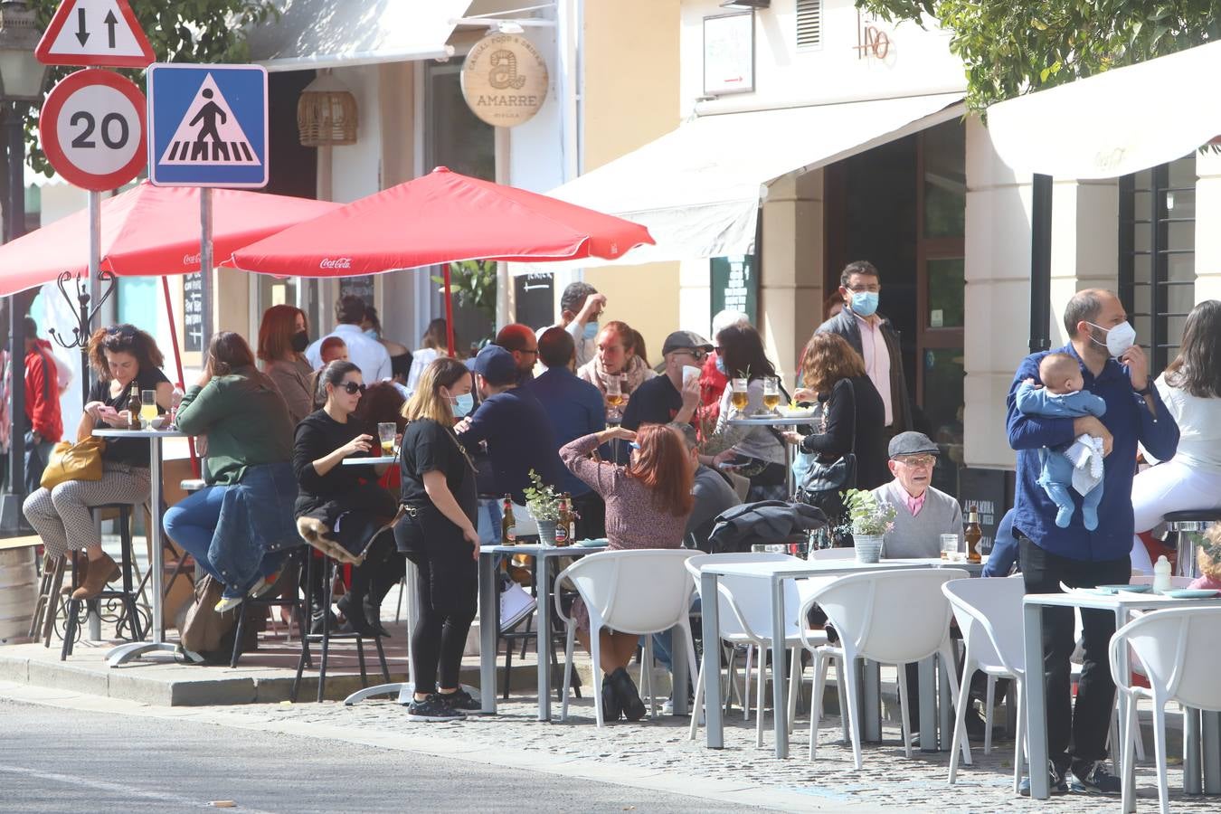 El ambiente, en imágenes, de las calles de Córdoba por el puente de Andalucía