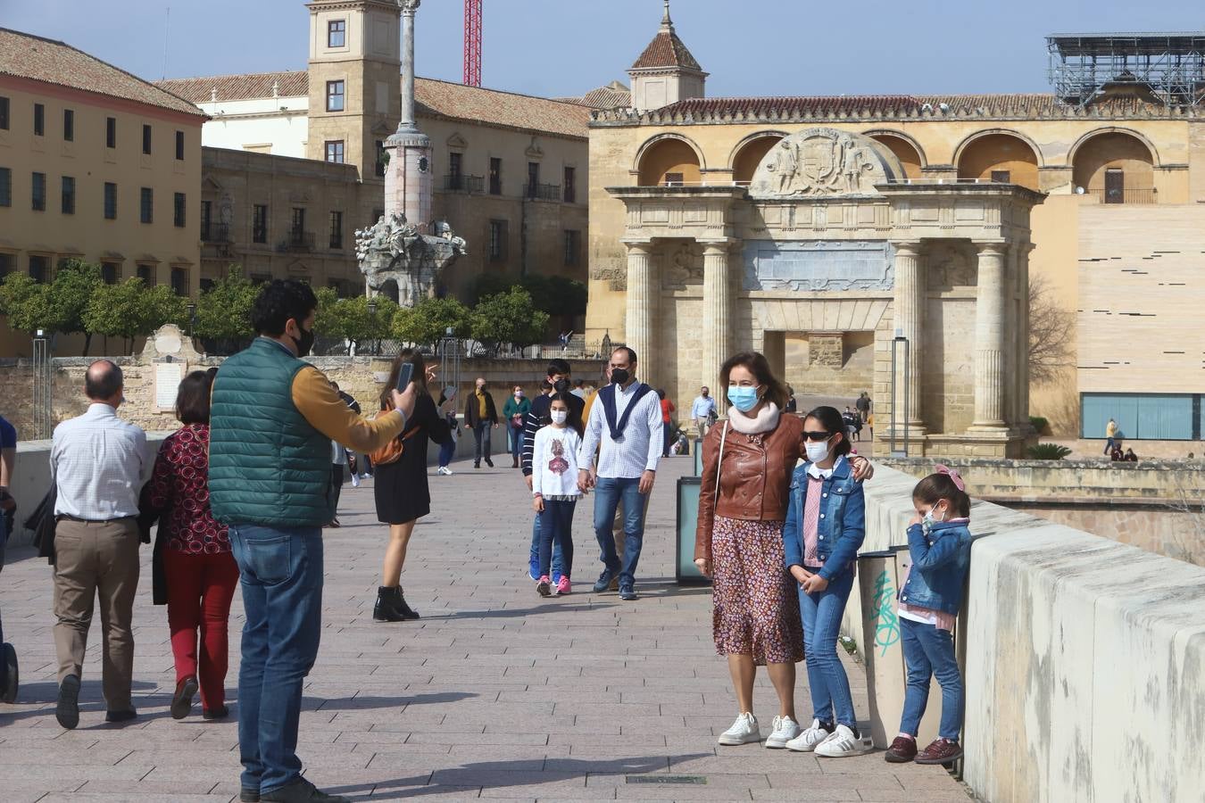 El ambiente, en imágenes, de las calles de Córdoba por el puente de Andalucía