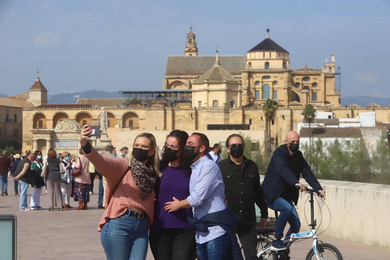 El ambiente, en imágenes, de las calles de Córdoba por el puente de Andalucía