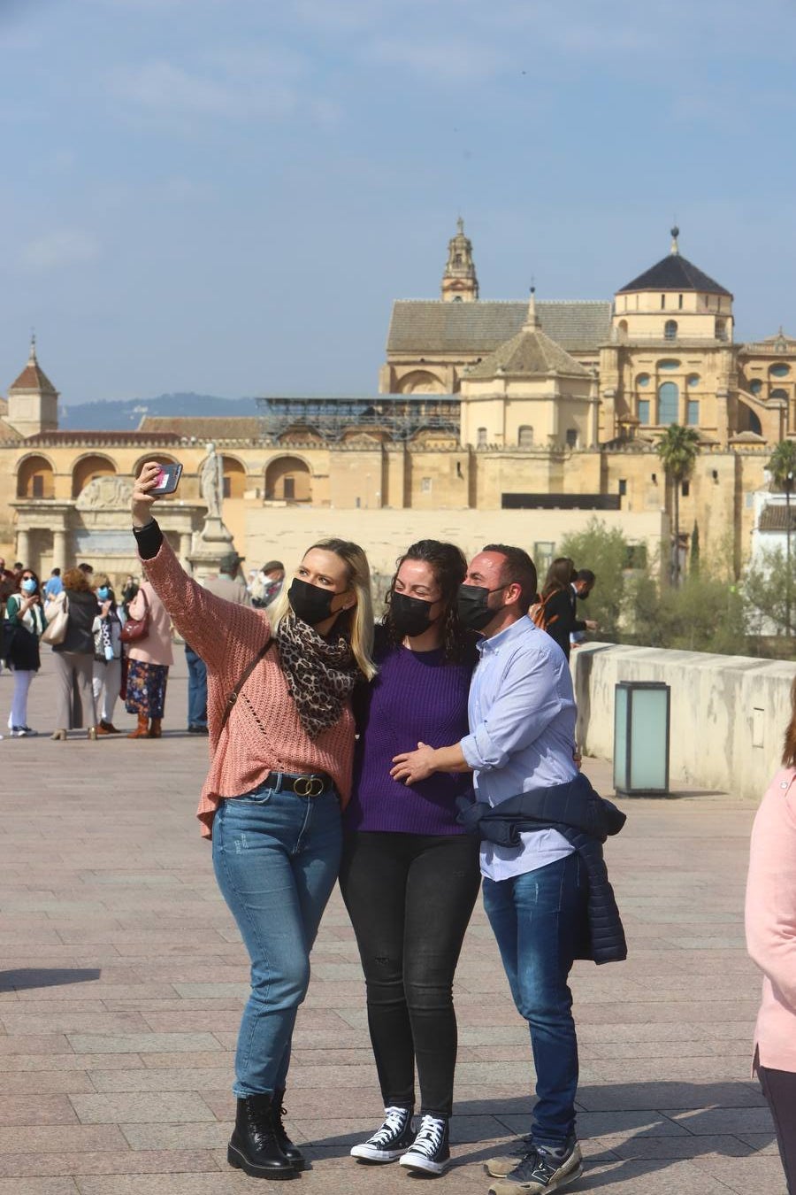 El ambiente, en imágenes, de las calles de Córdoba por el puente de Andalucía