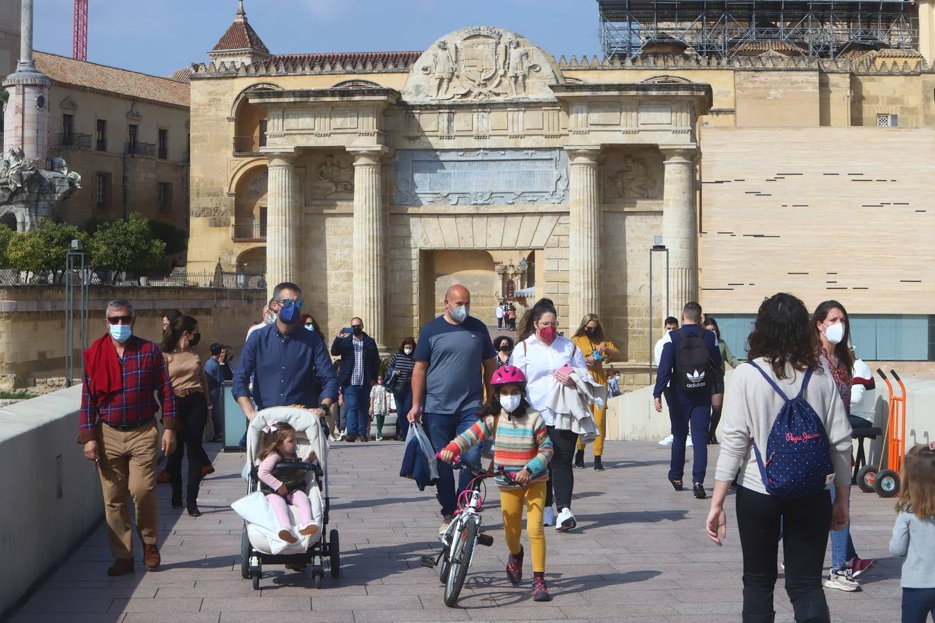 El ambiente, en imágenes, de las calles de Córdoba por el puente de Andalucía