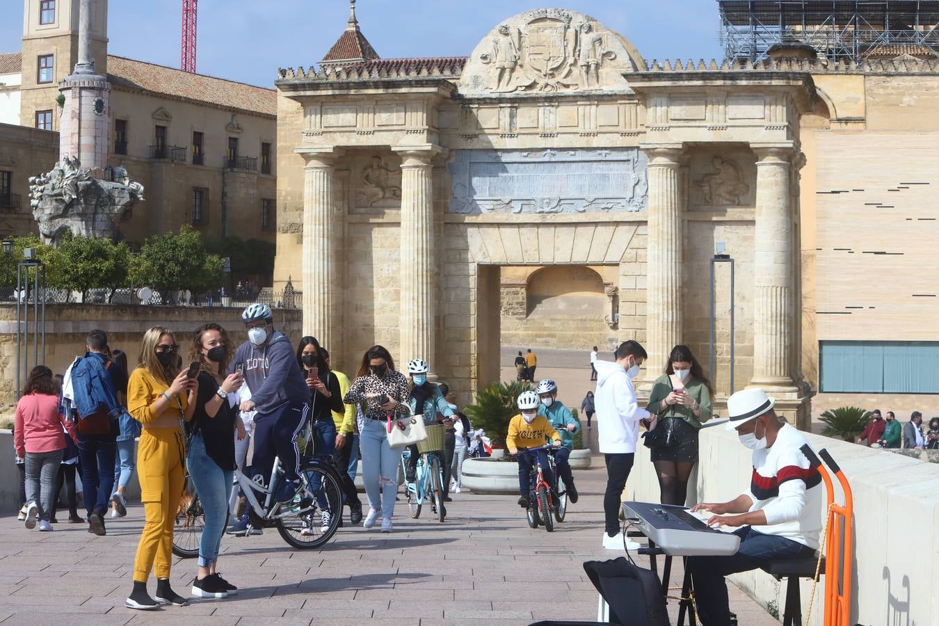 El ambiente, en imágenes, de las calles de Córdoba por el puente de Andalucía