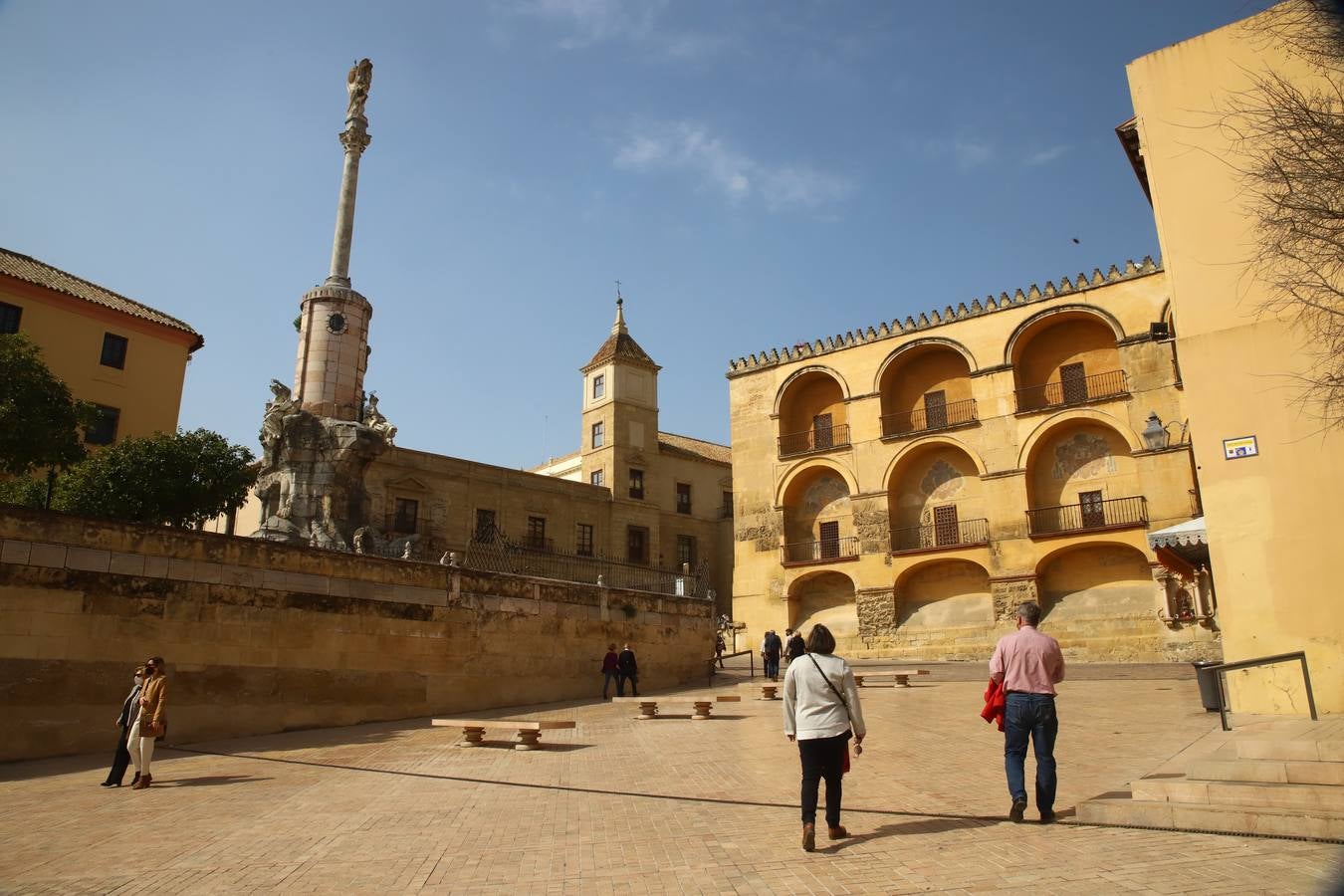 El ambiente, en imágenes, de las calles de Córdoba por el puente de Andalucía