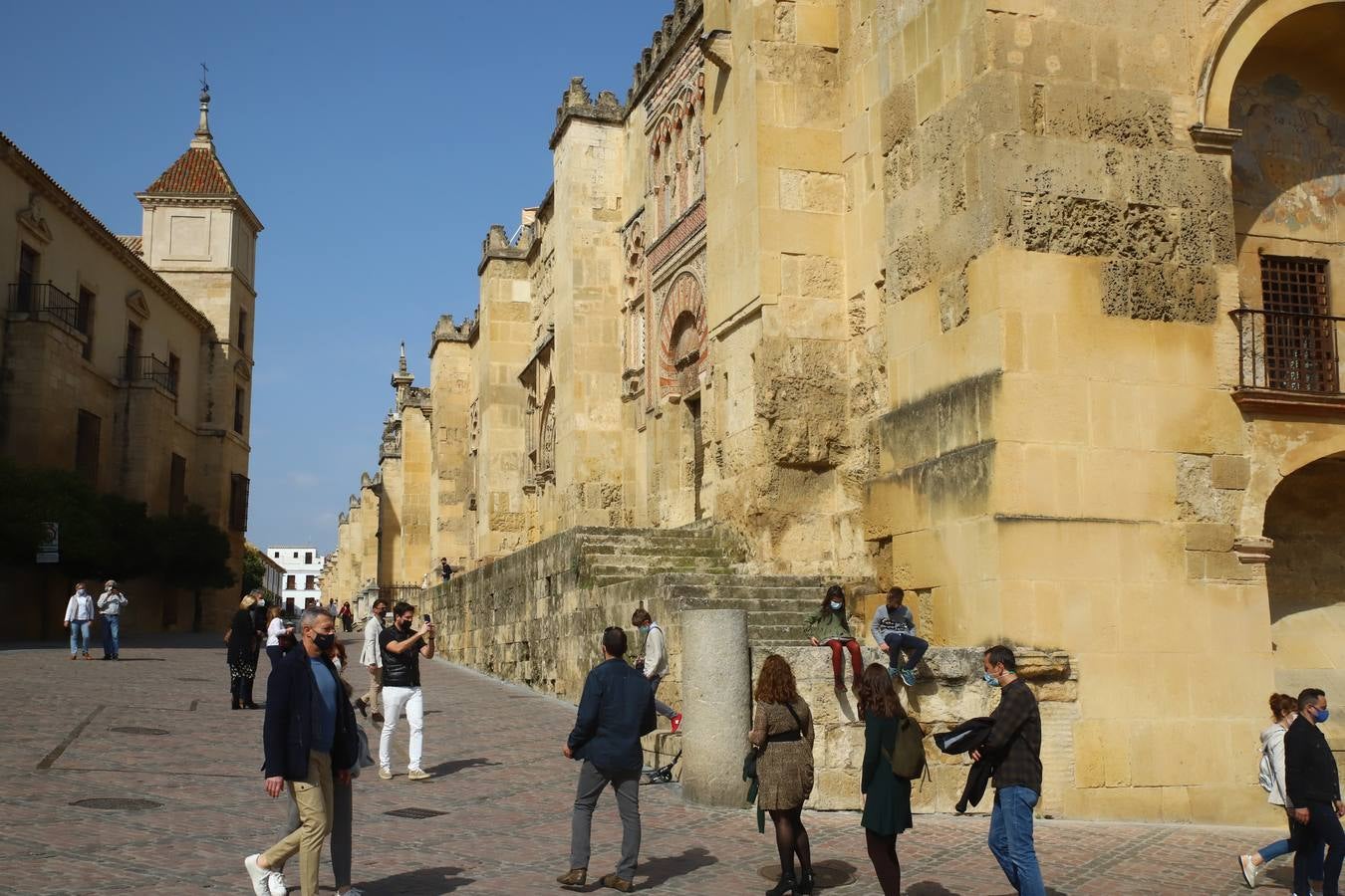 El ambiente, en imágenes, de las calles de Córdoba por el puente de Andalucía