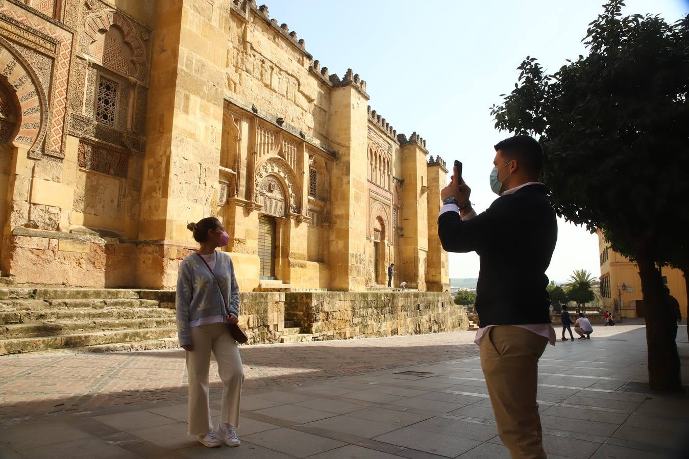 El ambiente, en imágenes, de las calles de Córdoba por el puente de Andalucía