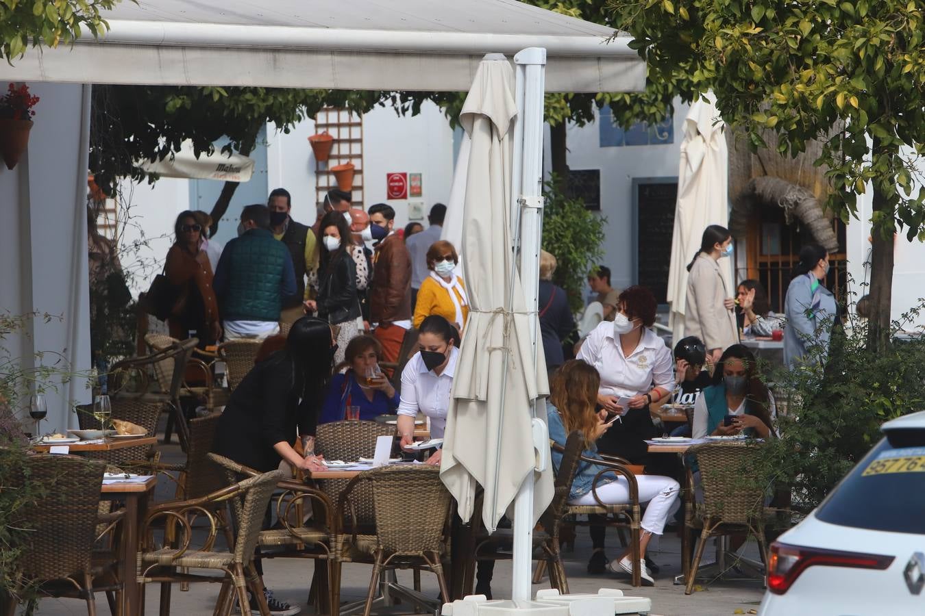 El ambiente, en imágenes, de las calles de Córdoba por el puente de Andalucía