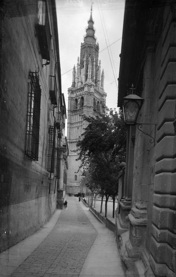 Bajada hacia la plaza del Ayuntamiento con un cuidado adoquinado entre las aceras (ca. 1935). El tramo final fue reformado en 1953. Su nueva nivelación obligaría a situar una escalinata ante al Palacio Arzobispal. Ed. Arribas. Archivo Municipal de Toledo. 