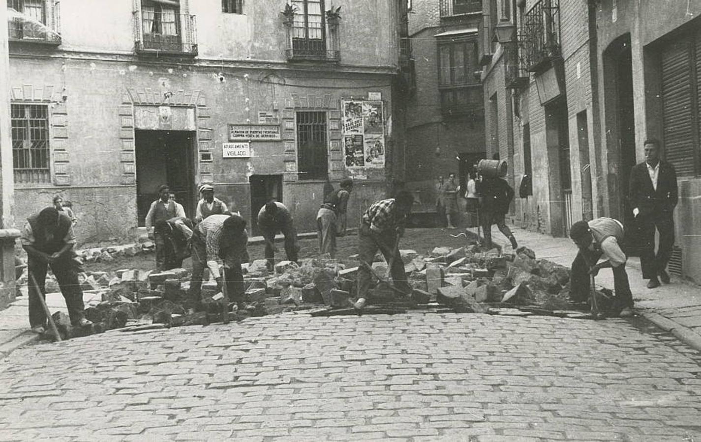 Plaza de San Agustín (1962). Obras para el nuevo alcantarillado, la red de aguas y el pavimento que comenzaron, como muestra la imagen de Foto Flores, retirándose el adoquinado de 1929. Archivo Municipal de Toledo. Colección de Mariano Martínez Herranz. 