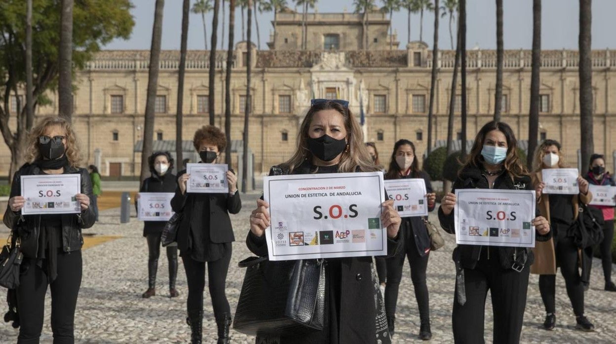 Concentración del sector de la belleza ante el Parlamento andaluz