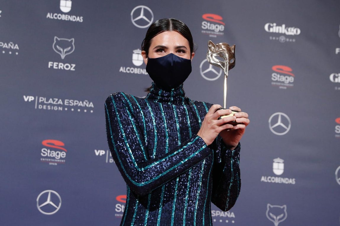 El Teatro Coliseum de Madrid en plena Gran Vía ha sido el lugar elegido este año para celebrar la séptima edición de los Premios Feroz 2021, galardones del cine y la televisión que otorga la crítica española. Siguiendo un estricto protocolo de seguridad y con las mascarillas como grandes protagonistas, la alfombra roja se desplegó en otro escenario, el Hotel VP Plaza España Design, que además era uno de los patrocinadores del evento. En la imagen, la actriz Loreto Mauleón con el premio a Mejor Actriz de Reparto por su papel en 'Patria'